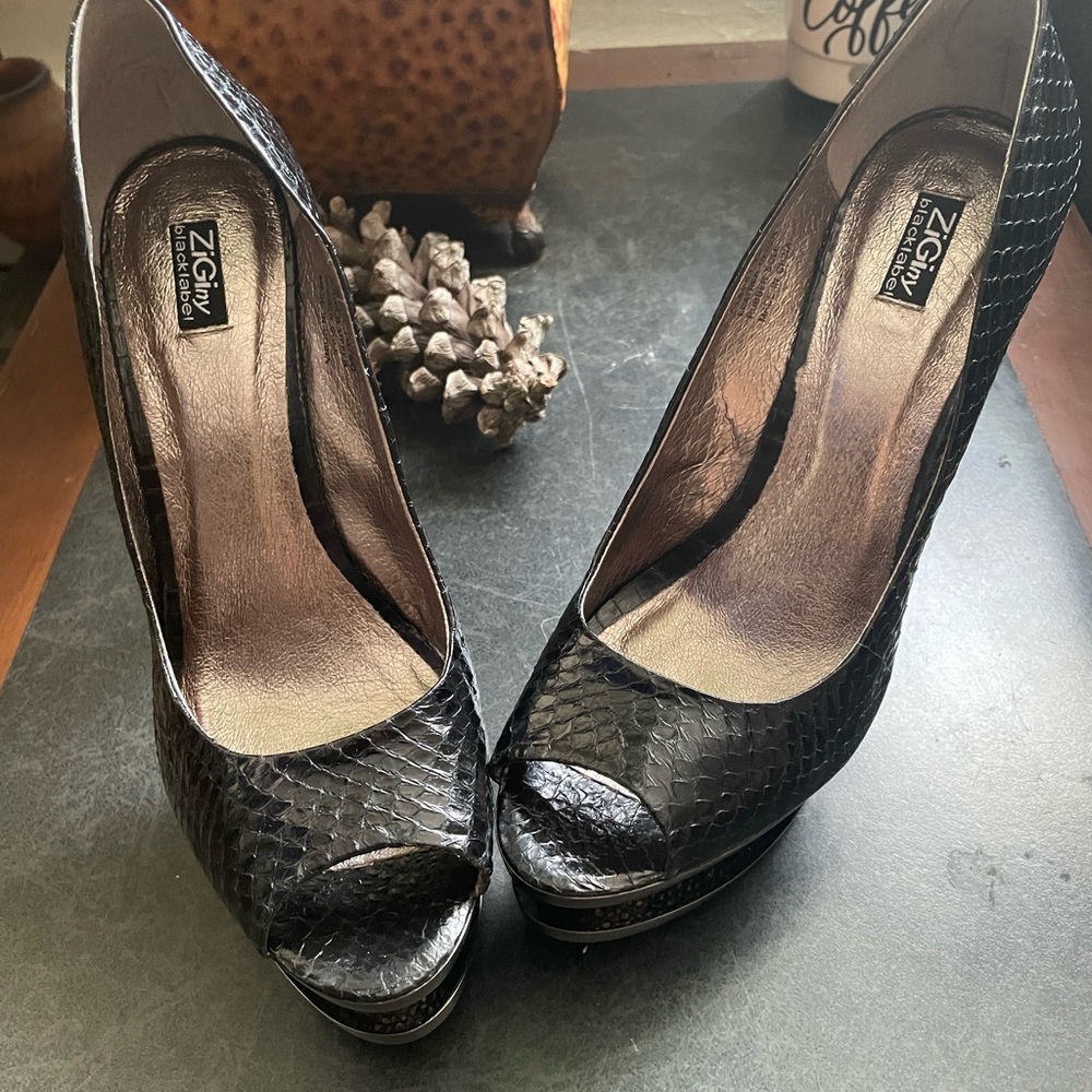 ZIGI girl Black Faux-Snakeskin Peep-Toe Platform Pumps